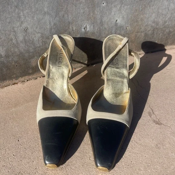 Gucci Low Heel. Gold Tiger Ankle Strap Accent. Square toe. Cream & black